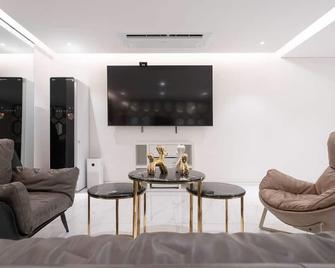 From H 어바웃 호텔 - 충주 - 거실