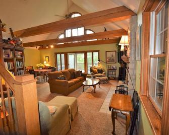 Your Sustainable and Secluded Dog-Friendly Home Away From Home. - Chillicothe - Living room