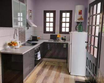 Village Center One Bedroom Apartment - Porto Moniz - Kuchyň