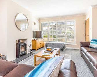 Pass the Keys 3 bedroom Cottage in the heart of beautiful Bosham - Chichester - Living room