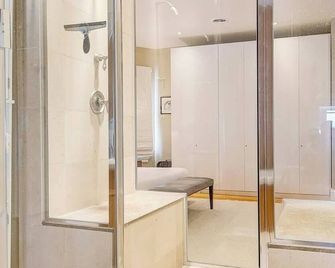 Stunning Historic Home - Dt Location! - Sleeps 8 - Denver - Bathroom