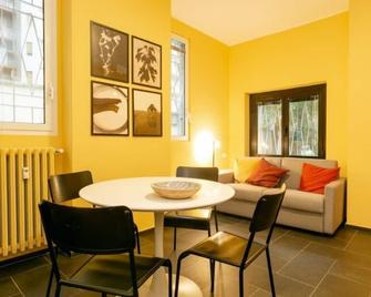 Colorful three-room apartment, a 3-minute walk from the MM1 (red) underground. - Milano - Sala pranzo