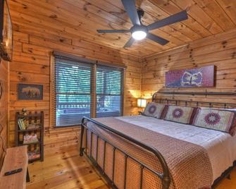 Bearfoot Ridge Wood-burning fireplace cozy hot tub serene views - Ellijay - Habitación
