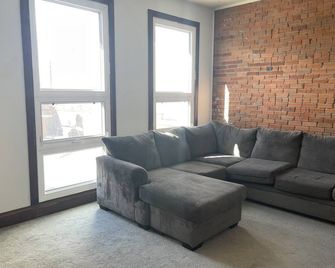 Loft w/Amazing Deck in Historic Downtown Laramie - Laramie - Living room