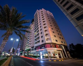 Ramada by Wyndham Beach Hotel Ajman - Ajman - Byggnad