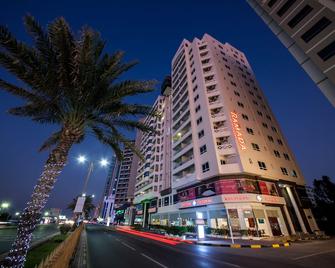 Ramada by Wyndham Beach Hotel Ajman - עג'מאן - בניין