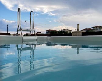 Delejo Resorts & Suites - Flogita - Piscina