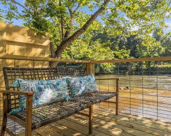 Breezy - Riverfront Tiny Home, King Bed, and Deck! - Sylva - Balkon