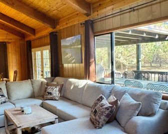 ReelParadise Cabin 3BR/ 2BA with AC, WiFi, cable - ready for your quick escape! - Heber-Overgaard - Sala de estar