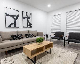 NEW Cozy Renovated Townhome | 25 min to Denver - Northglenn - Living room
