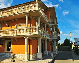 Lo Scrigno B&B - Montemiletto - Edificio