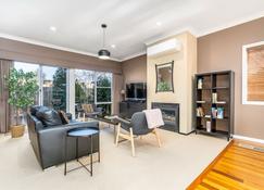 Entire home close to restaurants and tourist attractions in inner South Canberra - Canberra - Stue