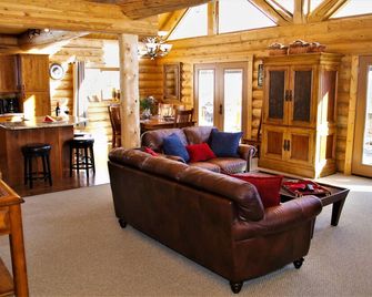 Secluded Log Cabin 7 Acres Hot Tub Lake & Mountain Views Near Grand Lake & Rmnp - Grand Lake - Living room