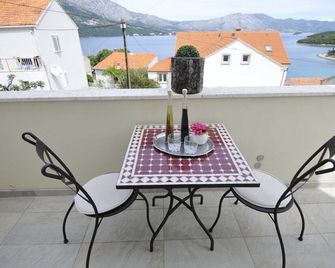 Bella Vita - קורצ'ולה - מרפסת