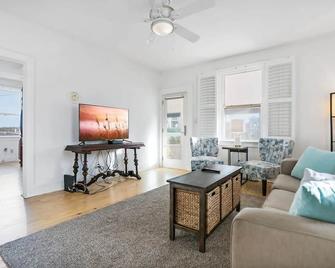 Beach Cottage! 100 Steps to the Sand, Pets OK, Private Deck! - St. Augustine - Sala de estar