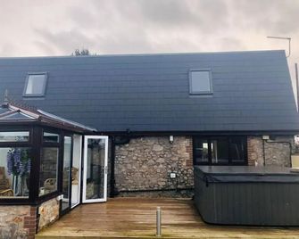 Worship Farm Accommodation - Brístol - Edificio