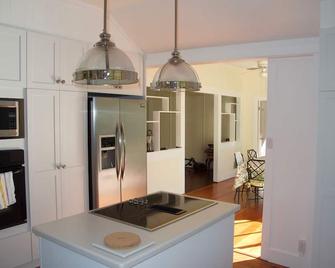 Newly Renovated Piece Of Paradise. Experience Old Hawaii At Its Best. - Kapaau - Kitchen