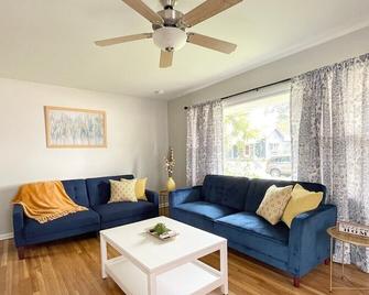 Greenwood Haven: Cozy, Sleeps 8 - Greenwood - Вітальня