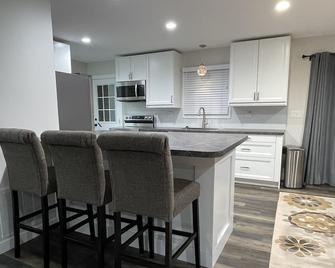 New, Super Comfortable Ranch! - Mentor - Kitchen