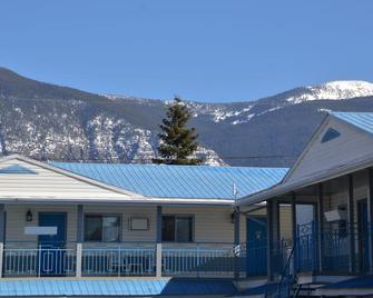 Skimmerhorn Inn - Creston - Building