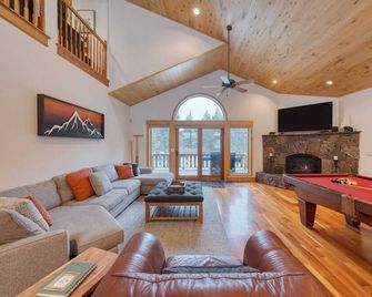 5 Mins to Ski Resort Ping Pong, Pool Table, Deck Donner Ridge by Avantstay - Truckee - Σαλόνι