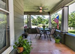 Tastefully restored historic home in quaint town, 20 minute drive to Columbia MO - Centralia - Patio