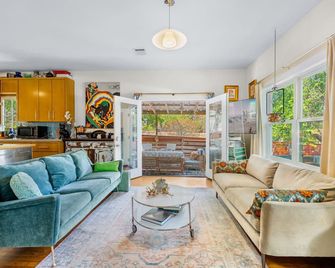 Eclectic 3 Bedroom Block from South Congress - Austin - Living room