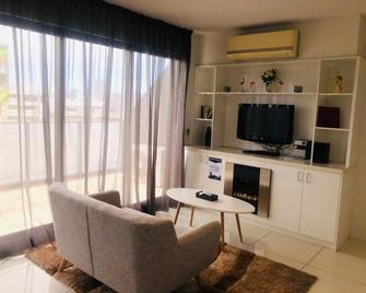 Hiigh Apartments - Melbourne - Living room