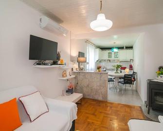 Beautiful Home in Hrvace With Wifi and 3 Bedrooms - Hrvace - Living room