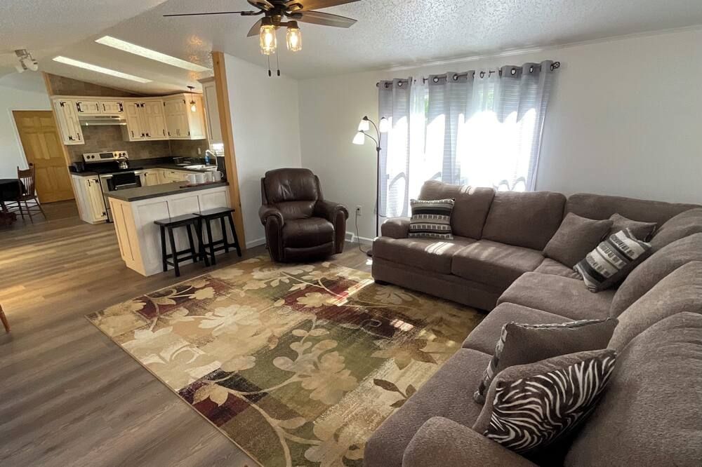 Family Friendly Guesthouse along 522 in a quiet setting of Mount Union PA