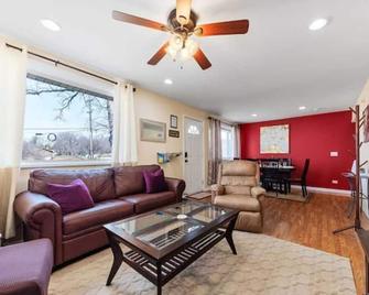 Promo 15% Monthly Discount!\ncozy House, Close To Benedictine & North Central - Lisle - Living room