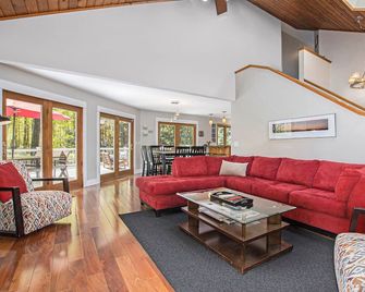 Holland Luxury Retreat-Not your typical rental! - Holland - Living room
