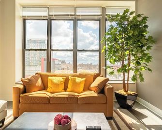 Skyline 2BR in South Loop Chicago with Optional Parking & Gym Access Near McCormick Place, Soldier Field and Lakefront - Chicago - Sala