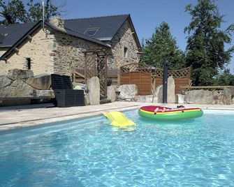 Gite Avec Piscine Entre Redon Et La Roch - Redon - Pool