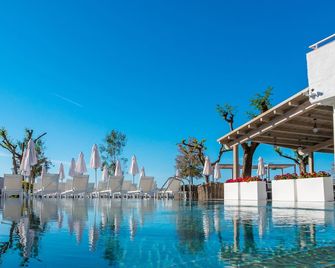 Golden Mar Menuda - טוסה דה מאר - בריכה