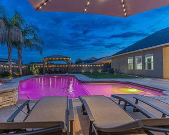 12-Bed home w/ Pool&Hot tub near Sequoia National Park - Tulare - Pool