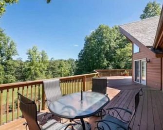 Beautiful serene lake house in the foothills, great for couples or families. - Pinnacle - Balcony