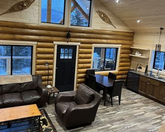 Beautiful log cabin located 2 minutes from Osprey Lake - Peachland - Living room