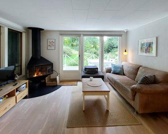 2 Bedroom Beautiful Home In Höör - Hoor - Вітальня