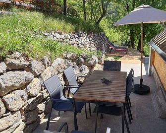 Recently renovated mountain dwelling, terraces with lake, mountain and forest views. - Chorges - Binnenhof