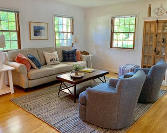 Perfect Family-Friendly Home on the North Fork With Pool + Steps to the Beach - Cutchogue - Living room