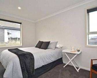 Large Comfortable Modern 4 Bedroom Home - Invercargill - Bedroom