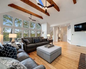 Exclusive Wooded Chalet w Magnificent River Views - Shepherdstown - Wohnzimmer