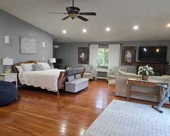 Beautiful Lake front Vacation Home Lake Quinault,WA - Amanda Park - Bedroom