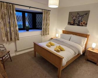 Spotless 3 bedroom cottage newly refurbished comfortable country location with free parking - Immingham - Habitación