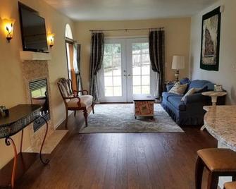 Arbor Rouge Cottage - Clinton - Living room