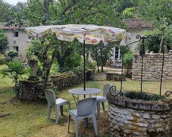 A very comfortable 3 Star Holiday House for 6 adults, 3 children, Cognac region. - Cherac - Patio