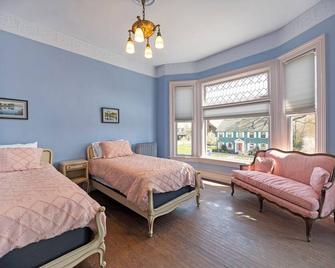 Victorian in downtown historic district. Large porches. Near lakes and trails. - Muskegon - Bedroom