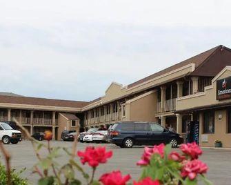 American Inn & Suites - Countryside - Gebouw