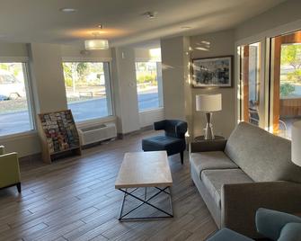 Baymont by Wyndham Yreka - Yreka - Living room
